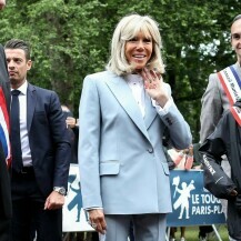 Brigitte Macron u odijelu i salonkama - 2