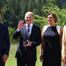 Brigitte i Emmanuel Macron s njemačkim kancelarom Olafom Scholzom i njegovom suprugom Brittom Ernst