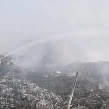 Zapalio se otpad u blizini Siska - 1