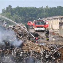 Zapalio se otpad u blizini Siska - 4