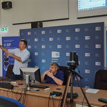 Hrvoje Tkalčić drži predavanje na IRB-u