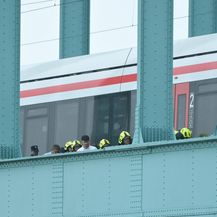 Vatrogasci spašavaju čovjeka koji je propao između šina na Hendrixovu mostu - 3