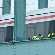 Vatrogasci spašavaju čovjeka koji je propao između šina na Hendrixovu mostu - 4