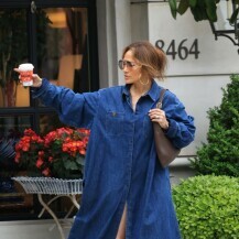 Jennifer Lopez u predimenzioniranoj traper-haljini