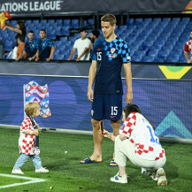 Mario Pašalić sa suprugom Marijom i sinom Lukom nakon finala Lige nacija - 3