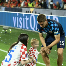 Mario Pašalić sa suprugom Marijom i sinom Lukom nakon finala Lige nacija - 5