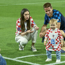 Mario Pašalić sa suprugom Marijom i sinom Lukom nakon finala Lige nacija - 7