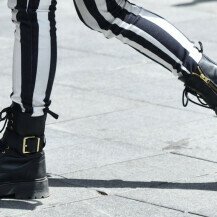 Franka Batelić nosi niske crne čizme u stilu motorističkih