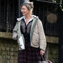 Bridget Jones u osebujnom modnoj kombinaciji na prvim fotografijama sa snimanja Bridget Jones 4