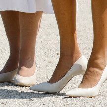 Kraljica Camilla nosi bež cipele brenda Eliot Zed, a Brigitte Macron klasične bijele salonke