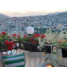 Glavni adut malog balkona jest pogled na Sarajevo