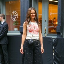 Katie Holmes u trapericama modne kuće Chanel - 4