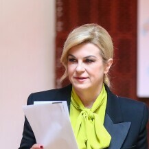 Kolinda Gravar Kitarović u odijelu i tenisicama