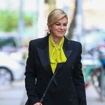 Kolinda Gravar Kitarović u odijelu i tenisicama