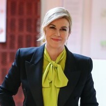 Kolinda Gravar Kitarović u odijelu i tenisicama