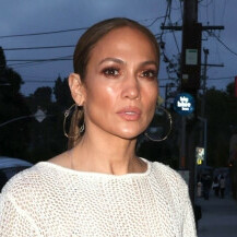 Jennifer Lopez u 'goloj' haljini i platformama otišla na večeru - 8