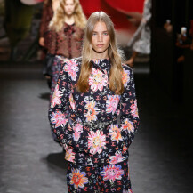 Blake Lively nosi šareno odijelo iz kolekcije proljeće/ljeto 2024. modne kuće Chanel