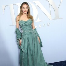 Angelina Jolie u haljini Ateliera Versace na Tonyjima 2024. - 1