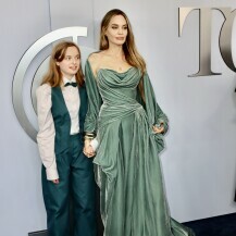 Angelina Jolie u haljini Ateliera Versace na Tonyjima 2024. - 3