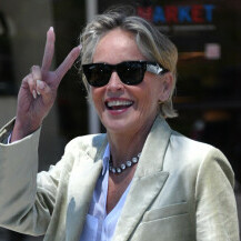 Sharon Stone u ležernom odijelu i cipelama na debelu petu - 1