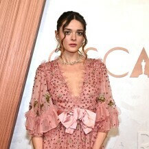 Charlotte Lawrence na Oscarima s Valentino torbicom