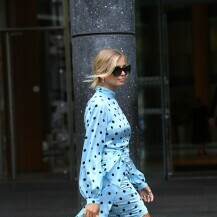 Haljina i tenisice u street style izdanju s Tjedna mode