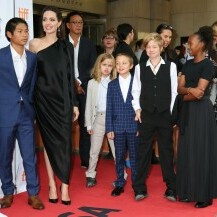 Angelina Jolie s djecom na crvenom tepihu 2017. godine