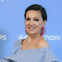 Nina Badrić u štiklama Giuseppea Zanottija i overszize hlačama u HNK-u 2025. - 1