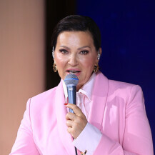 Nina Badrić u ružičastom odijelu na 90. Zlatnoj igli - 4