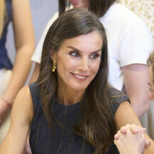 Kraljica Letizia u traper haljini i crvenim cipelama - 5