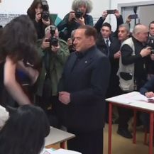 Djevojka golih grudi skočila ispred Silvija Berlusconija (Screenshot Reuters)