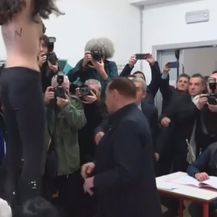 Djevojka golih grudi skočila ispred Silvija Berlusconija (Screenshot Reuters)