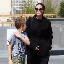Angelina Jolie u kupovini sa sinom Knoxom - 3