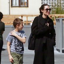 Angelina Jolie u kupovini sa sinom Knoxom - 7