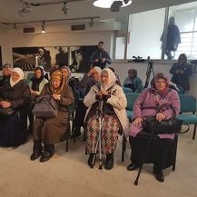 Obitelji stradalih Srebreničana prate prijenos presude u Potočarima (Foto: Dnevnik.hr)