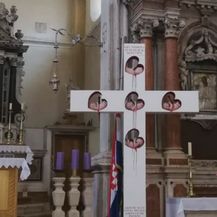 Križ s fetusima koji krvare u župi Našašća u Vodicama (Foto: Dnevnik.hr)