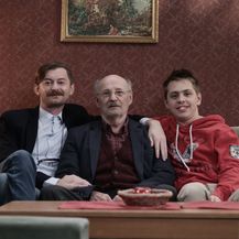 Lud, zbunjen, normalan