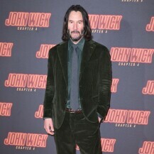 Keanu Reeves u zelenom odijelu od samta