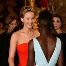 Lupita Nyong'o i Jennifer Lawrence na Oscarima 2014. godine