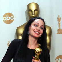Angelina Jolie na dodjeli Oscara 2000. s kipićem za najbolju sporednu glumicu