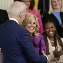 Jill Biden u ljubičastoj haljini - 3
