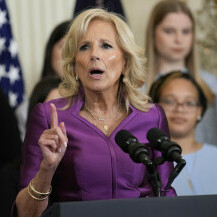 Jill Biden u ljubičastoj haljini na proslavi Mjeseca ženske povijesti u Bijeloj kući