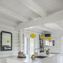 Bijela kuhinja sa žutim lampama visilicama - 4