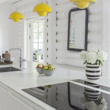Bijela kuhinja sa žutim lampama visilicama - 7