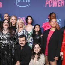 Zrinka Cvitešić u haljini na njujorškoj premijeri serije The Power