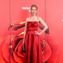 Jelena Perčin u crvenoj haljini na dodjeli Večernjakove ruže