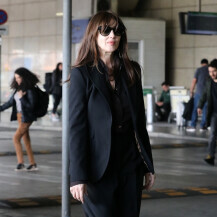 Monica Bellucci u crnom odijelu u zračnoj luci u Ateni