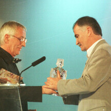 Oliver Dragojević predaje Zdenku Runjiću Porina za životno djelo 1998. godine