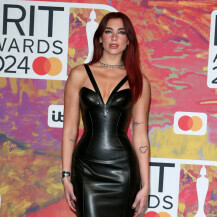 Dua Lipa u kožnatoj haljini modne kuće Versace na dodjeli nagrada BRIT Awards 2024 - 2