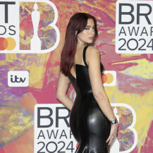 Dua Lipa u kožnatoj haljini modne kuće Versace na dodjeli nagrada BRIT Awards 2024 - 6